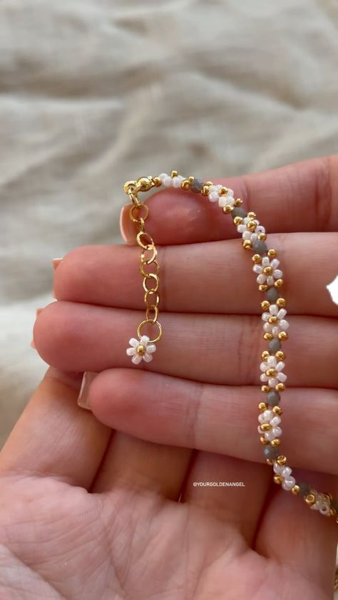 Cute Bracelet Diy, Pretty Bead Bracelets, Beading Flowers Tutorial, Beaded Flower Jewelry, Beading Bracelets Ideas, Make Jewelry Ideas, Beaded Accessories Diy, Beaded Jewellery Ideas, Diy Bracelet Designs Beads