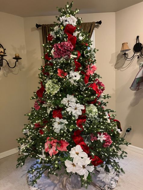 Christmas Tree With Fake Flowers, Flowers In Christmas Tree, Diy Poinsettia, Creative Christmas Tree Ideas, Poinsettia Christmas Tree, Turquoise Christmas Tree, Purple Christmas Decorations, Cardboard Christmas Tree, Purple Christmas Tree