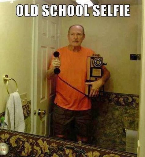 old school selfie. Hahaha! Selfie Fail, Funny Selfies, Best Selfies, Can't Stop Laughing, Have A Laugh, A Mirror, Laughing So Hard, Bones Funny, Funny Photos