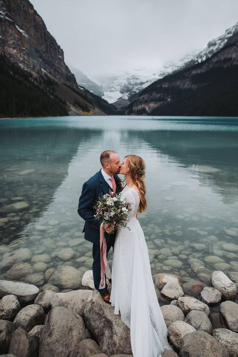 Storm Mountain Lodge, Elopement Inspiration Mountains, Winter Colorado Engagement Photos, Rocky Mountain Elopement Colorado, Mountain Lake Wedding Photos, Winter Colorado Elopement, Winter Mountain Elopement, Mountain Elopement Ideas, Colorado Elopement Photography