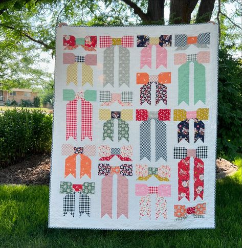 Top Knot release day! Pen and Paper Pattern’s latest quilt pattern releases today and we have kits! Made up of Bloomberry fabric by @zeriano this darling quilt was pieced and designed by the delightful @annmariesoel and quilted by the talented @marciwarren . Kits are available now. This quilt finishes at 53.5” x 65.5” and comes together pretty easily. Appropriate for a confident beginner. #quiltersgonnaquilt #sewersgonnasew#igquiltingcommunity #quiltsofinstagram #quiltlife #quiltingfun #q... Paper Quilt, Paper Patterns, Crazy Quilt, How To Finish A Quilt, Paper Pattern, Pen And Paper, Crazy Quilts, Top Knot, Quilt Making