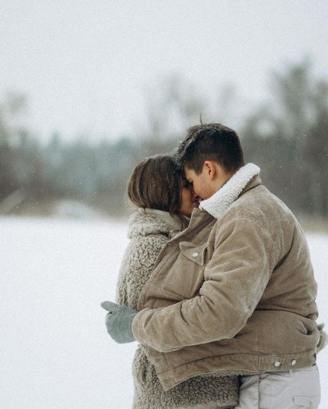 Winter Couple Pictures, Winter Family Photoshoot, Winter Honeymoon, Winter Family Photography, Snow Engagement Photos, Snow Couple, Snow Photoshoot, Winter Family Photos, Winter Portraits