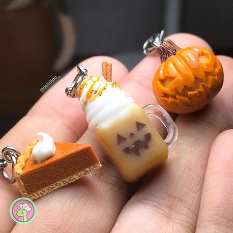 🌟 Delidino 🌟 on Instagram: “Hello guys!🧡 I really loved this super mini pumpkin collection, I wanted to make it bigger but time was such an issue😅💕 Anyway, have a…” Clay Food Ideas, Halloween Polymer Clay Ideas, Clay Desserts, Polymer Clay Projects Diy, Halloween Minis, Have A Wonderful Week, Cool Keychains, Clay Things, Mini Doll House