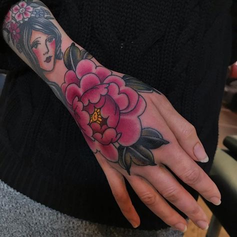 Peony flower hand tattoo Neotraditional Peony, Peony Hand Tattoo, Traditional Peony Tattoo, Pink Academia, Finger Tats, Hand And Finger Tattoos, Peonies Tattoo, Tattoo Now, Red Tattoos