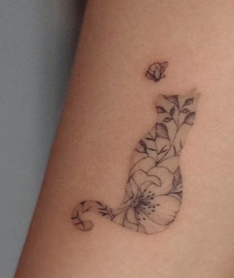 Cat Silhouette Tattoos With Flowers, Daisy Cat Tattoo, Cat Flower Tattoo, Floral Cat Tattoo, Cat Silhouette Tattoos, Cat Outline Tattoo, Cat Paw Tattoos, Watercolor Tattoo Ideas, Tulip Tattoo