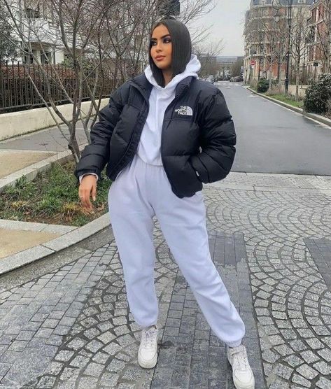 Warm Baddie Outfits, The North Face Outfit, Cozy Sweatpants Outfits, Cool Sweatpants, Sweatpants Outfit Ideas, Sweatpants Outfits, Sportswear Outfits, Cozy Sweatpants, Baggy Sweatpants