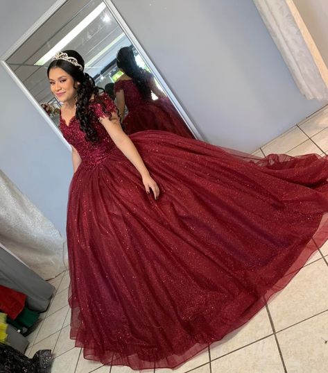 xv amairani en su vestido en color vino Vestidos Color Vino, Xv Dresses, Red Quinceanera Dresses, Quince Ideas, Fashion Tops Blouse, Tops Blouse, Maroon Color, Quinceanera Dresses, Ball Dresses