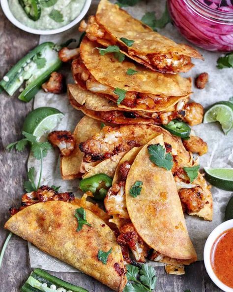 Bang Bang Cauliflower, Cauliflower Tacos, Wfpb Recipes, Vegan Tacos, Meatless Monday, Meatless Meals, Taco Tuesday, Veggie Dishes, Delicious Vegan Recipes