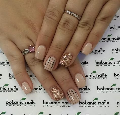 Builder Gel Designs Short, Winter Nails Builder Gel, Fall Builder Gel Nails, Autumn Builder Gel Nails, Nails For Teachers, Gold Glitter Ombre Nails Short, Simple Short Nails, Moms Nails, Nails January