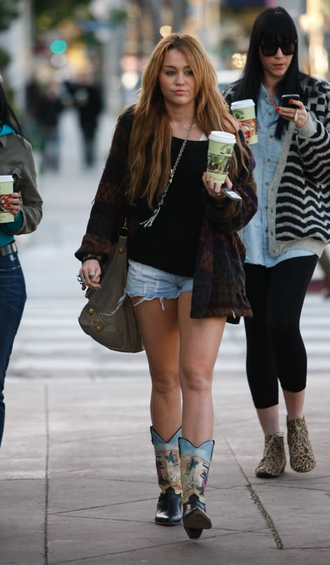 Miley Cyrus 2012, Miley Cyrus Street Style, Old Miley Cyrus, Miley Cyrus Outfit, Miley Cyrus Style, Caffeine Addict, 2010s Fashion, Outfits 2000s, Indie Sleaze