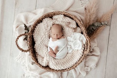 Newborn Basket, Newborn Baby Props, Diy Newborn Photography, Baby Boy Newborn Pictures, Winter Newborn, Newborn Photography Boy, Newborn Family Photos, Newborn Baby Photoshoot, Newborn Baby Photos