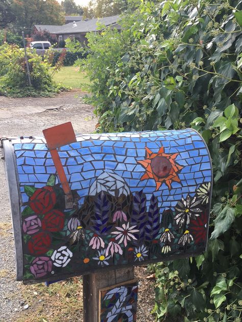 Mosaic mailbox Glass On Mailbox, Stained Glass Mailbox, Mosaic Mailboxes Diy, Mail Box Artwork, Mailbox Ideas Unique Paint, Address Mosaic, Painted Mailboxes, Letter Boxes, Mailbox Ideas