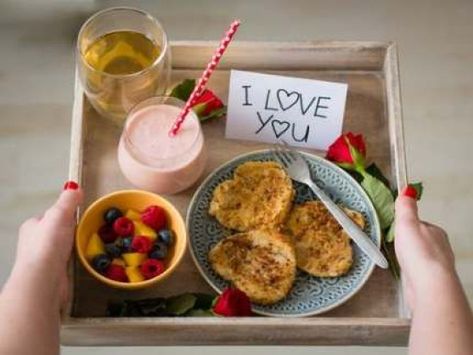 Tray Meals, Birthday Breakfast For Husband, Meals Breakfast, Romantic Breakfast, Valentines Breakfast, Breakfast Platter, Mothers Day Breakfast, Birthday Breakfast, Bed Tray