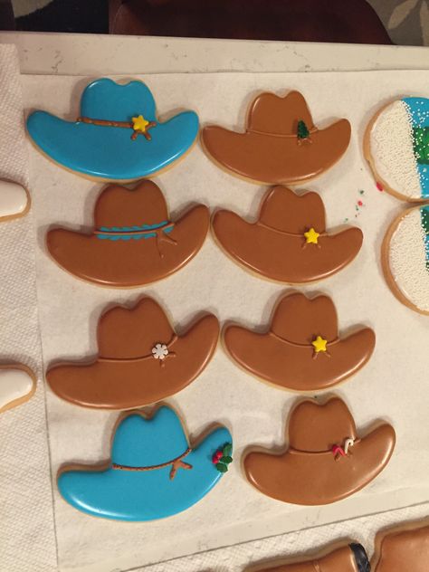 Royal Icing Cowboy Cookies, Cowboy Hat Royal Icing Cookies, Cowboy Hat Cookies, Cowboy Hat Sugar Cookies, Cowboy Hat Cookies Decorated, Nibbles Ideas, Shabby Chic Cookies, Red Cowboy Hat, Cookie Recipes For Kids