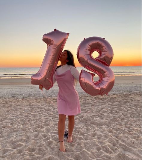 Beach 18th Birthday Ideas, 18th Birthday Photoshoot Ideas Beach, Beach Birthday Photos, Birthday Beach Photoshoot Ideas, Beach Birthday Pictures, Birthday Beach Pictures, Beach Birthday Aesthetic, Beach Birthday Photoshoot, Trendy Poses