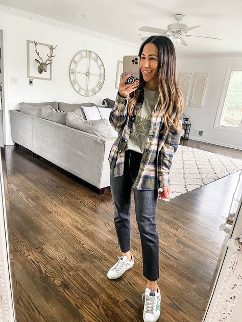 Flannels And Graphic Tees Outfit, Graphic Tee And Flannel Outfits, Black Shorts Outfit, Flannel Shirt Outfit, Petite Bloggers, Teacher Clothes, Winter Wardrobe Essentials, Graphic Tee Style, Flannel Outfits