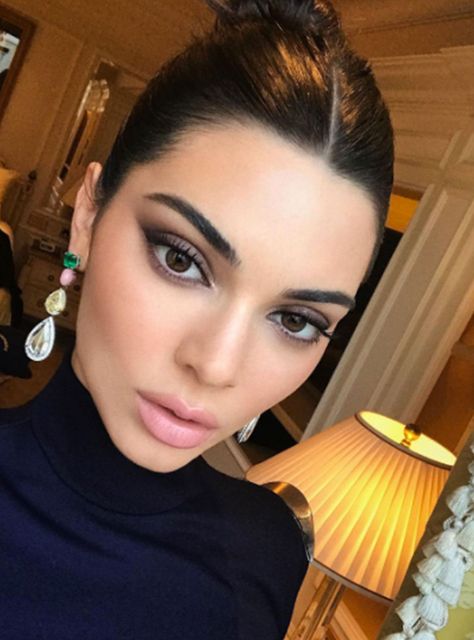 31 Instagram-Worthy Beauty Looks To Try This August+#refinery29 Kendall Jenner Eyes, Kendall Jenner Maquillaje, Kendall Jenner Estilo, Kendall Jenner Modeling, Grey Smokey Eye, Grey Eye Makeup, Wedding Makeup For Brunettes, Kendall Jenner Makeup, Ideas De Maquillaje Natural