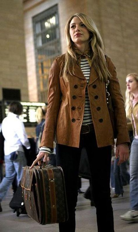 Serena van der Woodsen's 72 Best Looks - HarpersBAZAAR.com Blake Lively Street Style, Serena Van Der Woodsen Outfit, Blake Lively Gossip Girl, Serena And Blair, Gossip Girl Series, Mode Gossip Girl, Gossip Girl Serena, Estilo Gossip Girl, How To Wear Vans