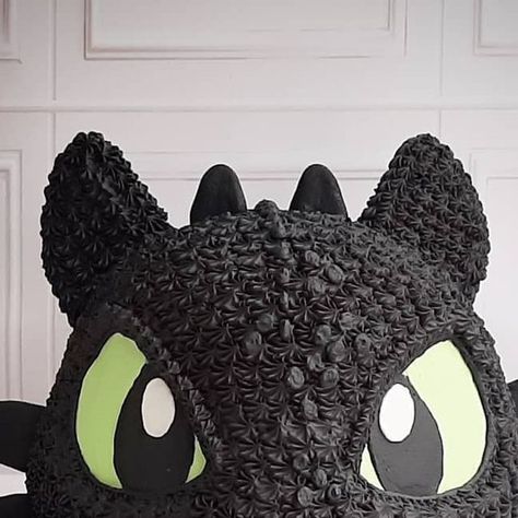 Toothless Cake How To Train Your Dragon, How To Train Your Dragon Cake, Toothless Cake, Decorated Food, Dragon Birthday Cakes, Dragon Birthday Party, Dragon Cakes, Reptile Party, Dragon Birthday Parties