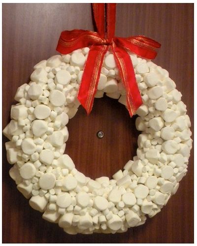 marshmallow wreath Marshmallow Wreath, Wreath With Oranges, Advent Wreath Ideas, Painting Crochet, Cozy Holiday Decor, Babysitting Crafts, Candy Wreath, Advent Season, Christmas Float Ideas