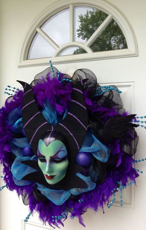 Maleficent Halloween Wreath Door Decoration Wreaths Design, Disney Poster, Halloween Decor Diy, Diy Halloween Wreath, Adornos Halloween, Halloween Door Decorations, Christmas Wreaths For Front Door, Halloween Door, Theme Halloween