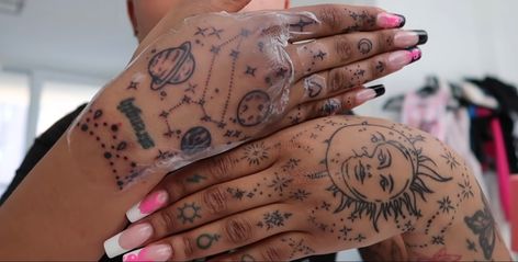 Lisa Onuoha, Finger Tattoos Words, Cute Hand Tattoos, Pretty Hand Tattoos, Hand Tats, Black Girls With Tattoos, Hip Tattoos Women, Red Ink Tattoos, Pretty Tattoos For Women