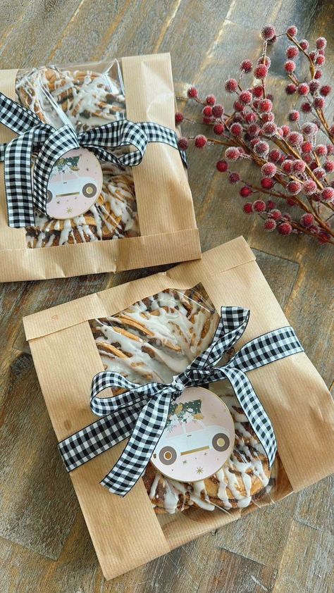 Sourdough wrapping; Gifting sweets; Christmas; Bread Basket Gift Ideas Holidays, Christmas Bread Gifts, Baking Christmas Gift Ideas, Christmas Farmers Market Ideas, Sour Dough Gift Basket, How To Wrap Bread For A Gift, Cute Bread Packaging, Gifting Homemade Bread, Sourdough Bread Christmas Gift