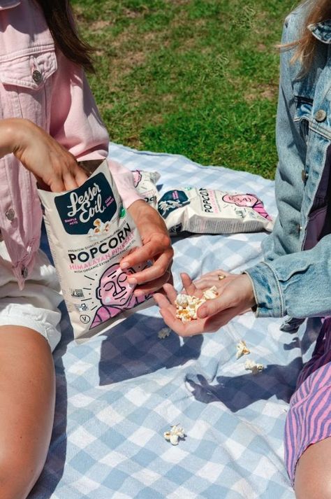 There's plenty of popcorn for everyone! Our popcorn is so delicious that you'll want to give everyone a taste! Packaging Snack, Rock In Rio, Brew Pub, So Delicious, Popcorn, Photo Inspiration, Photography Inspiration, Food Photography, For Everyone