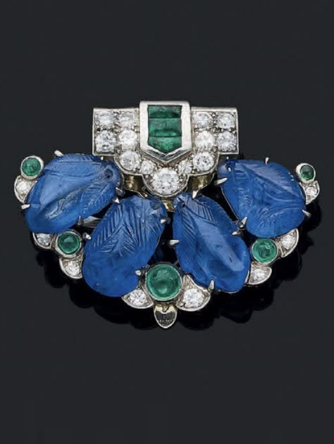 Cartier | An Art Deco sapphire, diamond, and emerald clip, circa 1930. Cartier Jewellery, Bijoux Art Deco, Art Deco Jewelry Vintage, Peacock Colors, Art Deco Jewellery, Premier Jewelry, King Edward, Cartier Jewelry, Royal Jewels