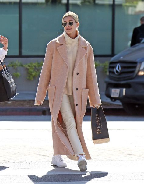 Pink Coat Outfit, Affordable Winter Outfits, Light Pink Coat, Outfit Minimalista, Hailey Bieber Street Style, Celeb Outfits, Mantel Outfit, Minimalist Street Style, Mode Instagram