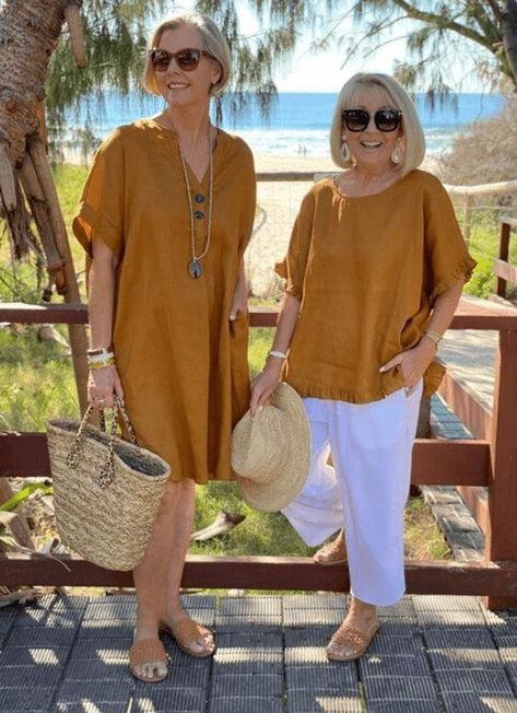 Best Travel Outfits for Ladies Over 60. No matter what your age there is no reason you can't still rock a stylish look. This post looks at several ways the older woman can look stunning wherever she may be on the globe and regardless of the time of year. Easy Travel Outfits, Best Travel Outfits For Women, Clothes For Women Over 60, Comfortable Travel Outfit, Elegantes Business Outfit, 60 Outfits, Outfits For Ladies, Summer Holiday Outfits, Clothes For Women Over 50