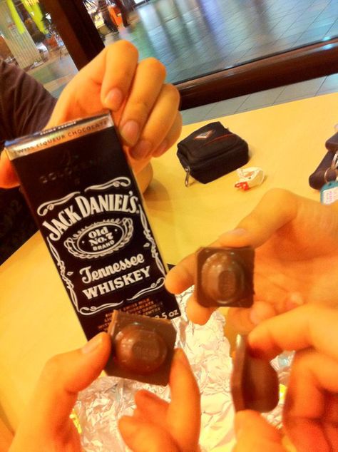 Jack Daniels Whiskey Chocolate! Would you care for a little toast? :P Whiskey Chocolate, Jack Daniels Whiskey, Hearty Soups, Yummy Sweets, Best Appetizers, Jack Daniels, Peanut Butter Cookies, Sweet Treat, Perfect Party