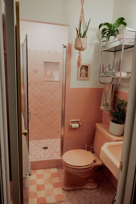 50s Style Bathroom, Retro Vintage Bathroom, Pink Retro Bathroom Ideas, Salmon Bathroom, Kitschy Bathroom, Bar Bathroom, Pink And Orange Bathroom, Vintage Peach Bathroom, Retro Bathroom