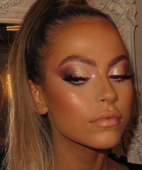 The Perfect First-Date Makeup Ideas to Seduce Your Crush Glam Festival Makeup, Gala Makeup Looks Natural, Gold Formal Makeup Looks, Nye Gold Makeup, Disco Wedding Makeup, New Years Glam Makeup, Vegas Glam Makeup, Lunch Makeup Look, Gold New Years Makeup