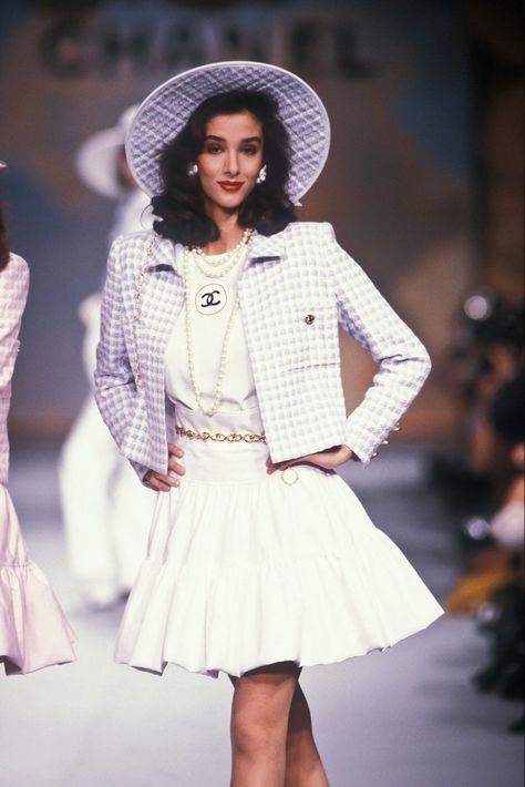 Chanel Spring Summer, Chanel Fashion Show, Classic Chanel, 90s Runway Fashion, Runway Outfits, 90s Models, Casual Outfit Inspiration, Outfit 90s, Chanel Couture