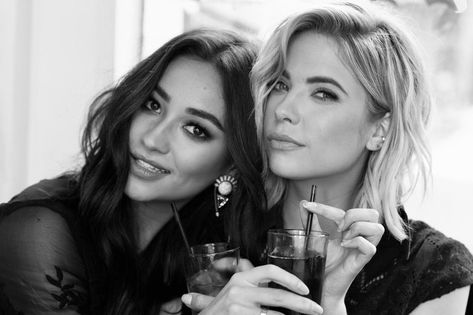 Ashley Benson And Shay Mitchell, Pll Cast, People Smiling, Daenerys Targaryen Jon Snow, Shay Mitchell, Ashley Benson, People People, One Tree, 2 People