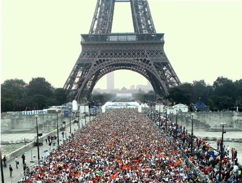 Paris Marathon Paris Marathon, Running Events, Run Like A Girl, Running Inspiration, Maybe Someday, George Washington Bridge, We Are The World, Marathon Running, The Eiffel Tower