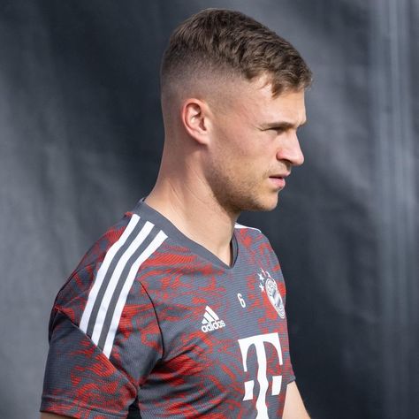 Joshua Kimmich, German footballer German Haircut, Skin Fade Haircut, Joshua Kimmich, Skin Fade, Mens Haircuts Short, Fade Haircut, Cool Haircuts, Short Haircuts, Real Madrid