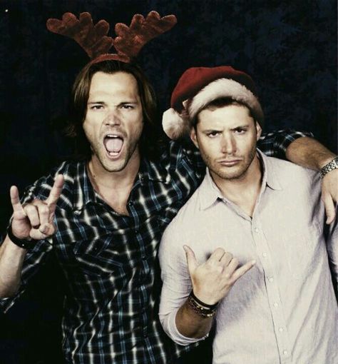 Supernatural Christmas Jensen Ackles & Jared Padaleki Supernatural Christmas, Supernatural Series, Bobby Singer, Supernatural Wallpaper, Mark Sheppard, Jensen Ackles Jared Padalecki, Supernatural Jensen, Sam And Dean Winchester, Winchester Boys