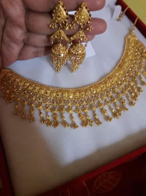 Pakistani Gold Jewellery Design, 3 Tola Gold Set Design, Gold Set Design, Indian Gold Necklace Designs, Desi Jewelry, Unique Gold Jewelry Designs, Bridal Jewelry Sets Brides, Wedding Jewelry Sets Bridal Jewellery, Neck Pieces Jewelry