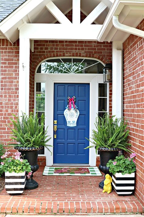 Dimples And Tangles, Porch Decorations, Cheap Backyard, Summer Front Porches, Entry Decor, Summer Porch, Front Porch Decorating, Ginger Jar, Door Color