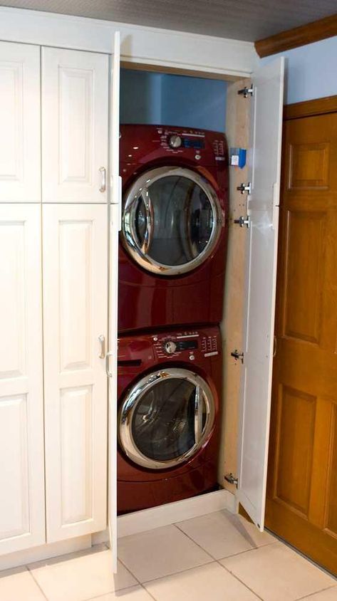 Kitchen pantry surprise Perfect idea for stackable washer & dryer.....hmmmmm Pantry Laundry Room Combo, Laundry Room Stackable, Traditional Laundry Room, Stacked Laundry Room, Laundry Room Storage Shelves, Pantry Laundry Room, Small Laundry Room Organization, Pantry Laundry, Room Storage Diy