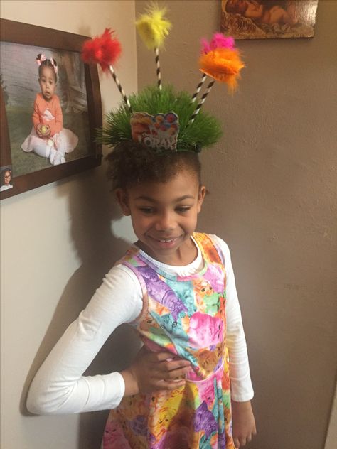 Fun DIY Crazy Hat Day, The Lorax - Truffula Trees  #DIY  #DRSeussHat #TheLoraxHat #CrazyHatDay Lorax Hair Ideas, Dr Seuss Crazy Hat Day Ideas, Dr Seuss Crazy Hair Day, Truffula Trees Diy, Diy Crazy Hat, Seuss Decorations, Dr Seuss Decorations, Lorax Trees, Seuss Costumes