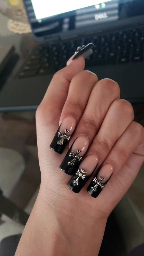 Acrylics With Cross Charm, Black Acrylic Nails Cross Design, Grunge Nails Acrylic, Black French Tip Nails Cross Charms, Goth Acrylic Nails With Charms, Gothic Nails With Charms, Goth Charm Nails, Cross Nail Charm, Y2k Cross