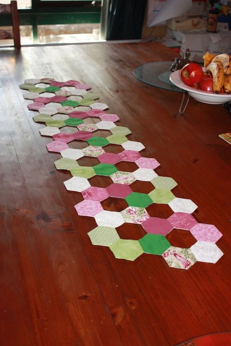 Piece Quilting, Hexie Projects, Hexagon Table, Hexie Quilt, Die Cut Paper, American Quilt, Sewing Workshop, Quilted Table Runner, Hexagon Pattern