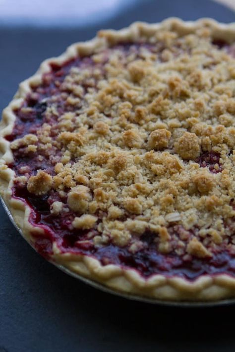 Cherry Crumb Pie, Berry Crisp Recipe, Crumb Topping Recipe, Vanilla Pie, Berry Pie Recipe, Mixed Berry Pie, Pie Crumble, Savory Meals, Pie Day