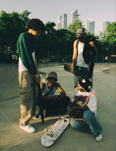 skater skating friend group 90s Skater Photography, Black Skater Aesthetic, 90 Skater Aesthetic, Black Ppl Aesthetic, Skating Aesthetic Outfits, Skater 90s Aesthetic, Skater Boys 90s, Person Skateboarding, Skater Style Aesthetic