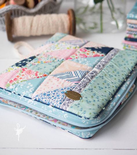 Bible Case Sewing Pattern, Notebook Cover Sewing Pattern, Planner Covers Diy, Quilt Book Cover, Planner Case, Planner Bag, Quran Covers, Quilt Planner, Pretty Quilts