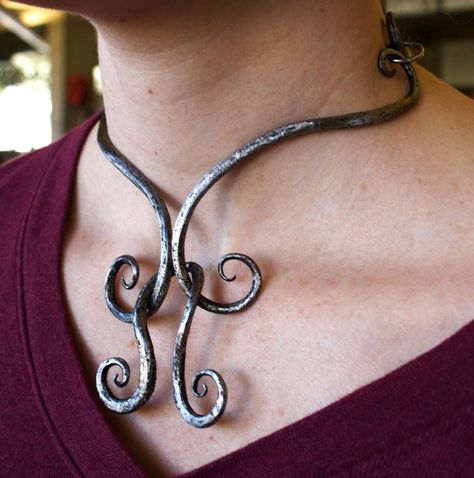 Jointed mild-steel necklace Knife Tricks, Dark Crafts, Horse Shoe Nails, Blacksmithing Ideas, Wirework Jewelry, Memory Wire Jewelry, Iron Jewelry, Diy Pendant Necklace, Contemporary Jewelry Design