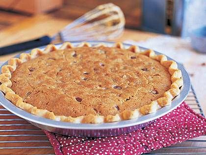 Chocolate Chip Walnut Pie Walnut Pie Recipe, Pie Crust Dessert, Pie Eating Contest, Chocolate Chip Pie, Walnut Pie, Easy Pie Recipes, Walnut Cookies, Chocolate Chip Ice Cream, Best Sweets